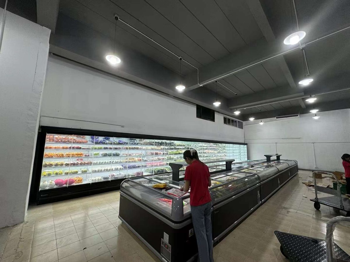 熊猫优鲜店内生鲜冷柜区